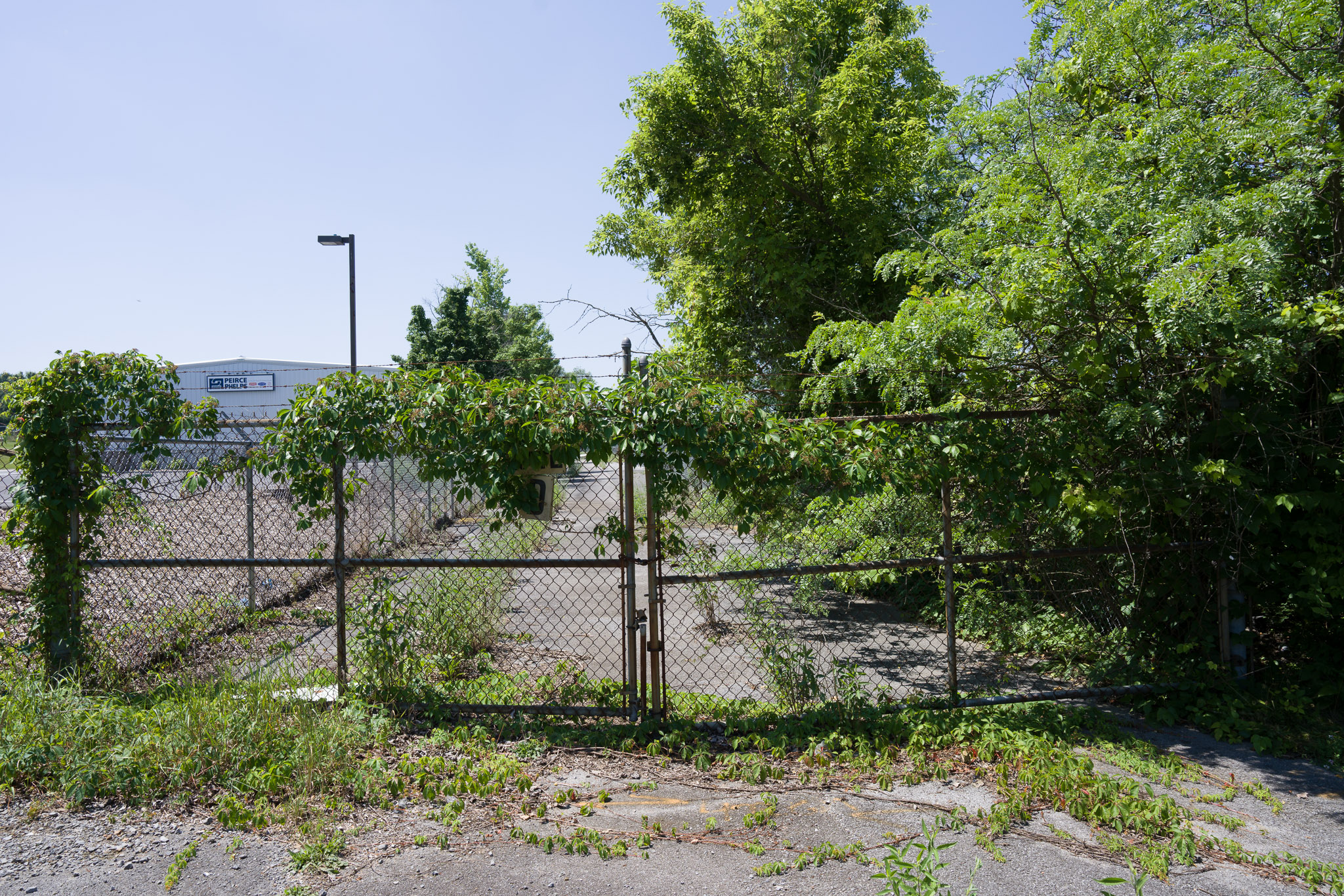 Side gate